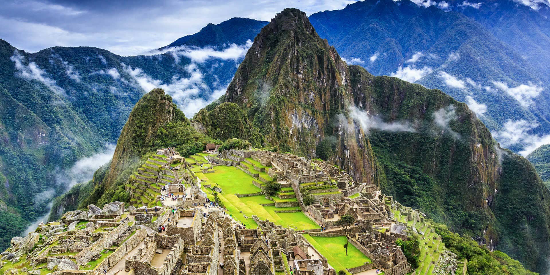 Terrazas de Machu Picchu rodeadas de montañas y nubes